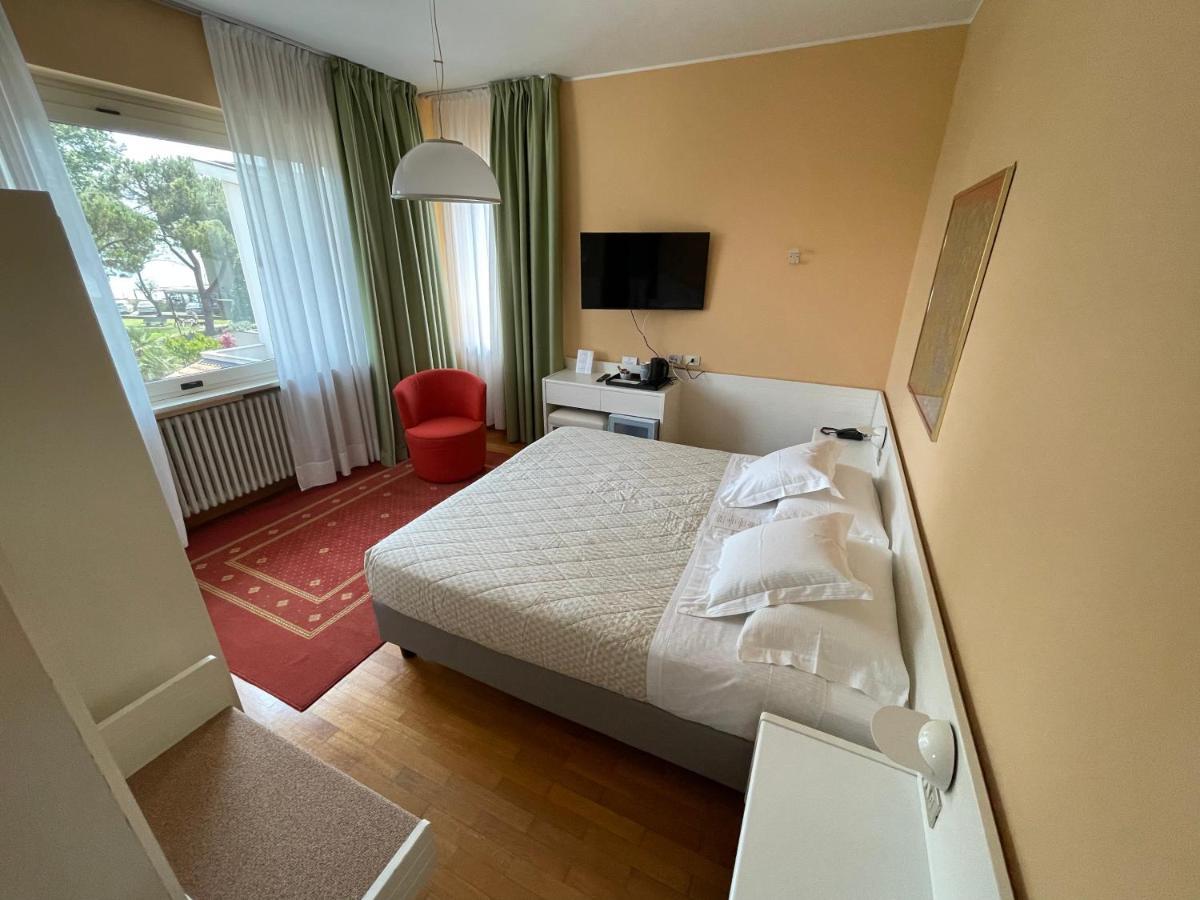 Le Petit Du Lac Sirmione Bilik gambar