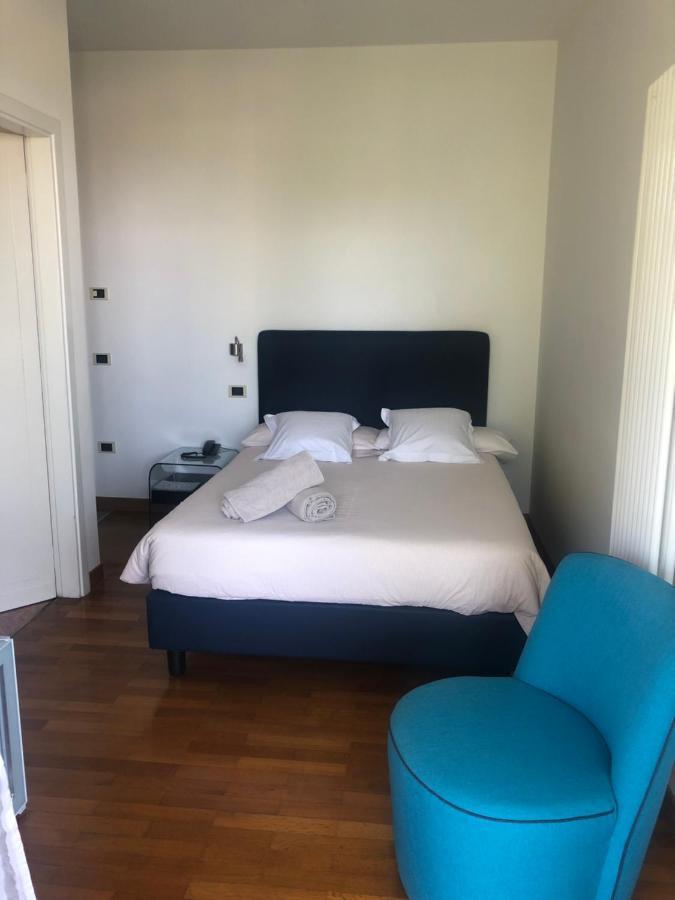 Le Petit Du Lac Sirmione Bilik gambar