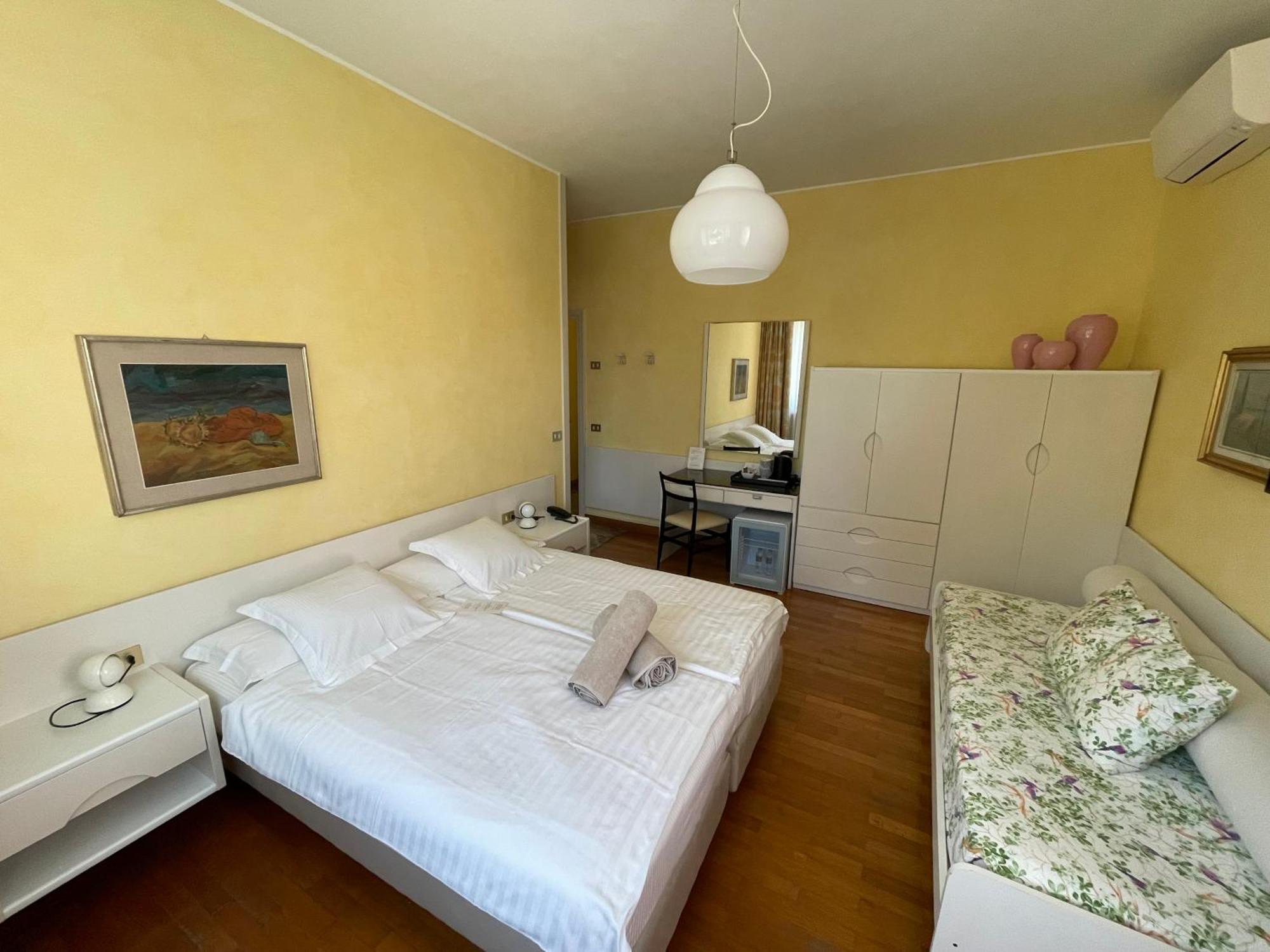Le Petit Du Lac Sirmione Bilik gambar