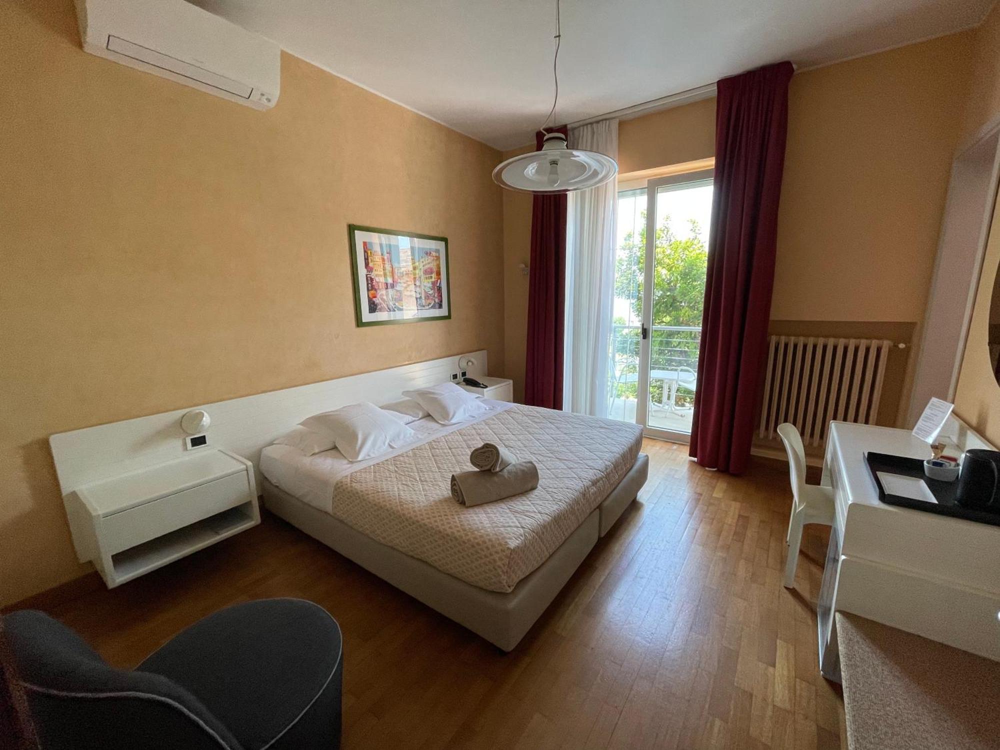 Le Petit Du Lac Sirmione Bilik gambar