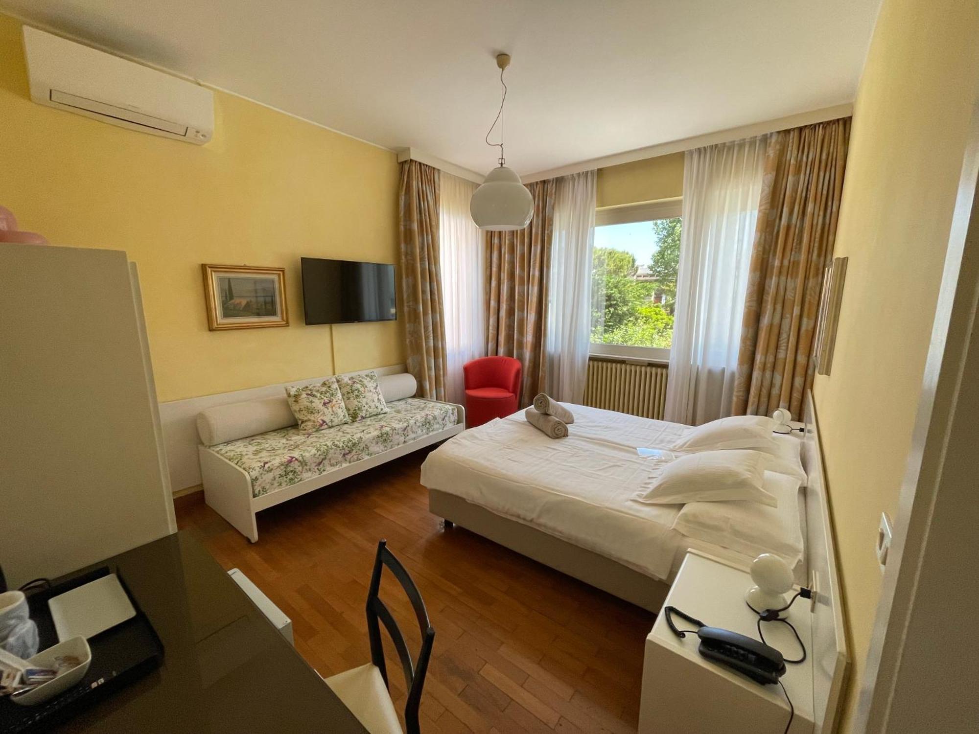 Le Petit Du Lac Sirmione Bilik gambar